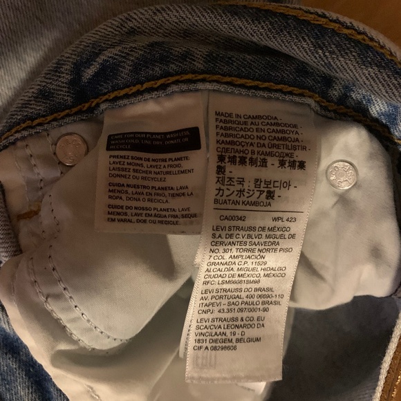 Light Wash Straight Leg Levi’s Denim Jeans - Picture 4 of 9